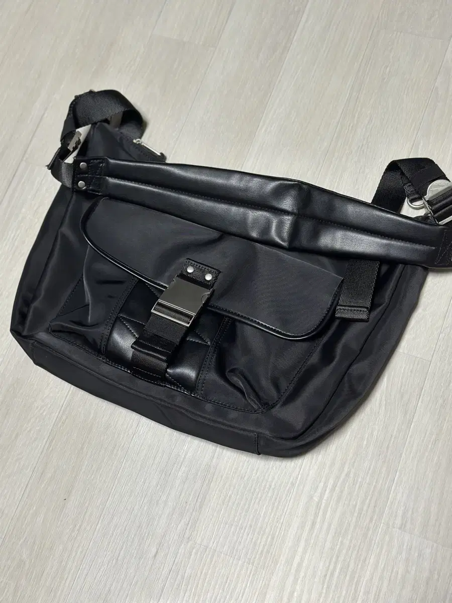 [오정규 PICK] 메종 BUCKLE STRAP HOBO BAG 팝니다