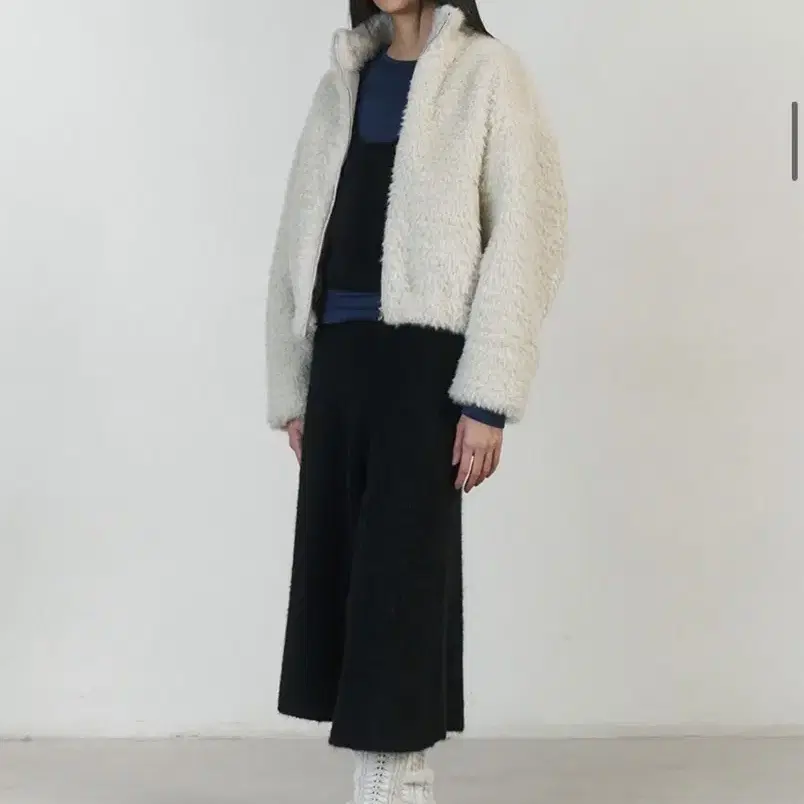 아모멘토 HAIRY FUR BLOUSON (IVORY)