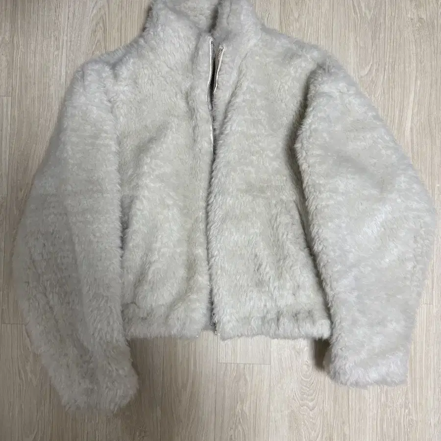 아모멘토 HAIRY FUR BLOUSON (IVORY)