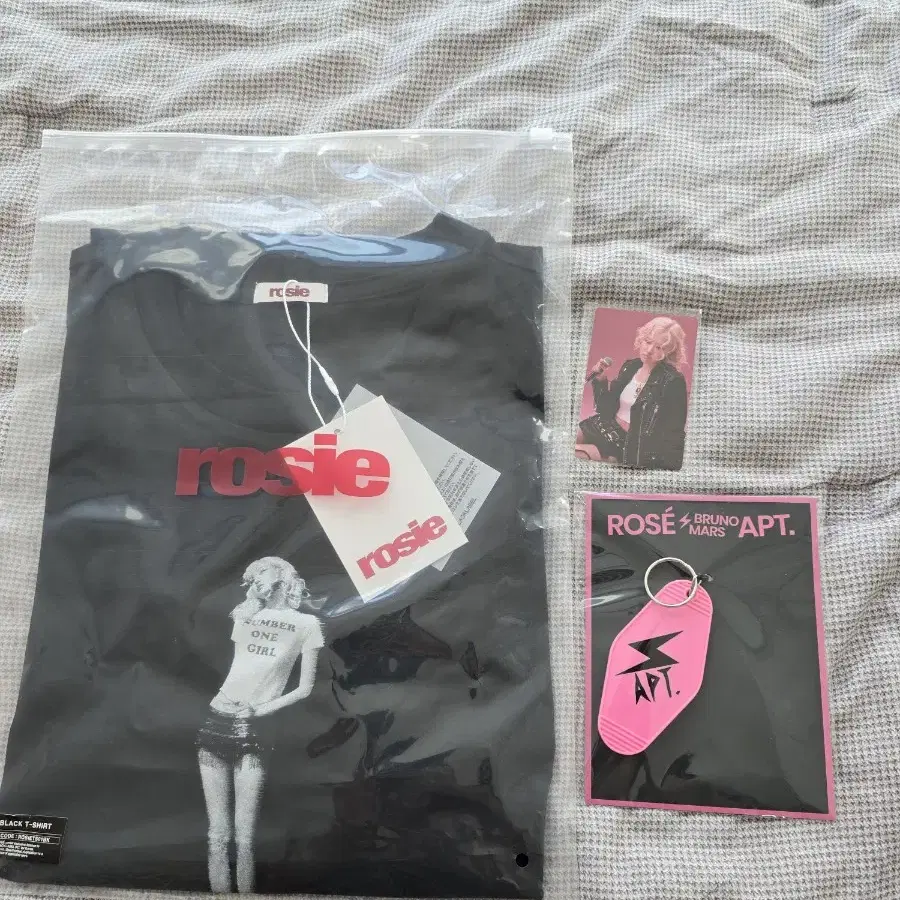 로제 팝업 스토어 rosie black t-shirt와 아파트 키링팝니다