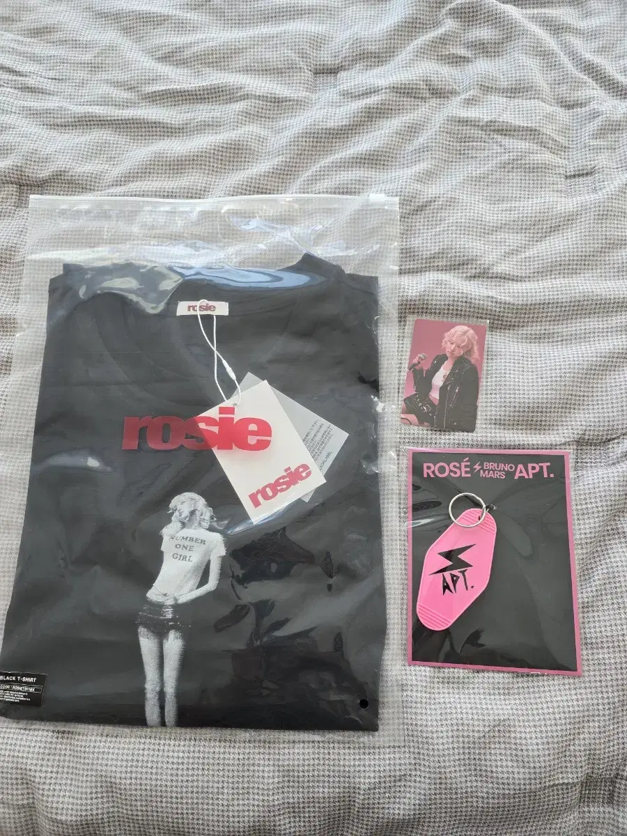 로제 팝업 스토어 rosie black t-shirt와 아파트 키링팝니다