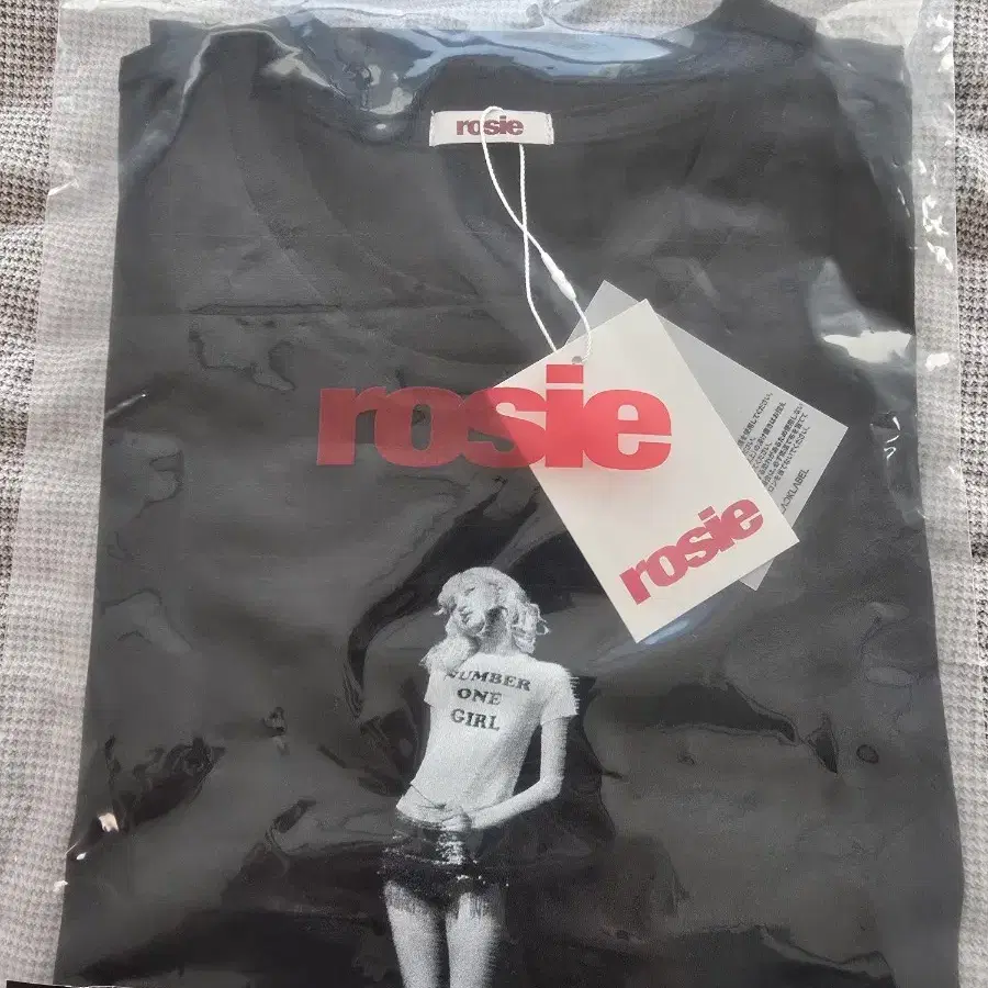 로제 팝업 스토어 rosie black t-shirt와 아파트 키링팝니다