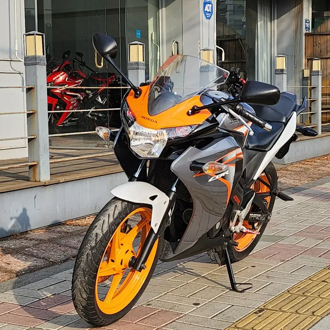 2011년식 혼다 CBR125R 은주색상 입문용차량 판매합니다.