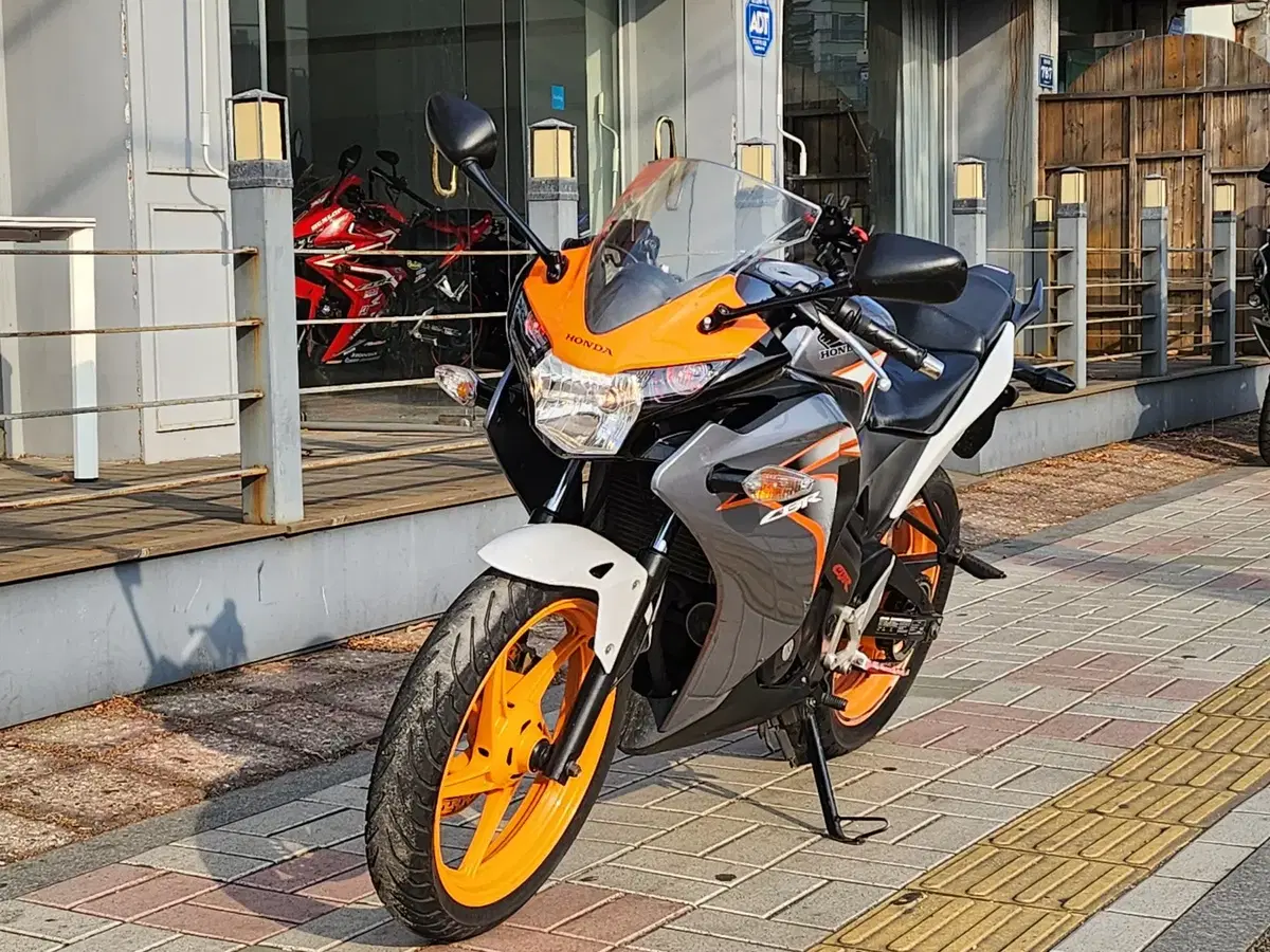 2011년식 혼다 CBR125R 은주색상 입문용차량 판매합니다.