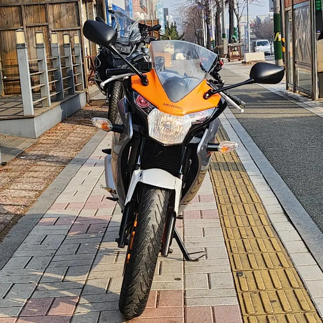 2011년식 혼다 CBR125R 은주색상 입문용차량 판매합니다.