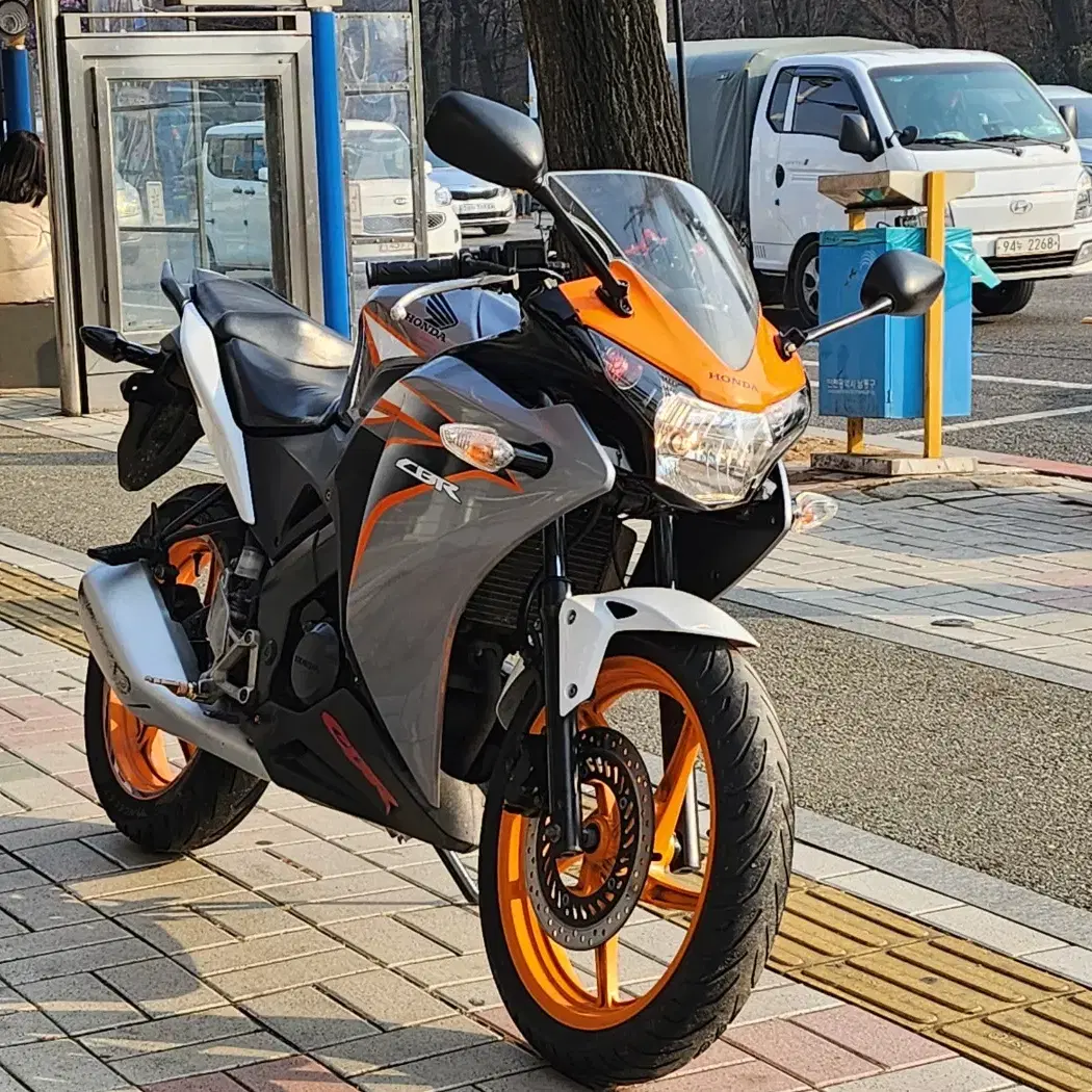 2011년식 혼다 CBR125R 은주색상 입문용차량 판매합니다.