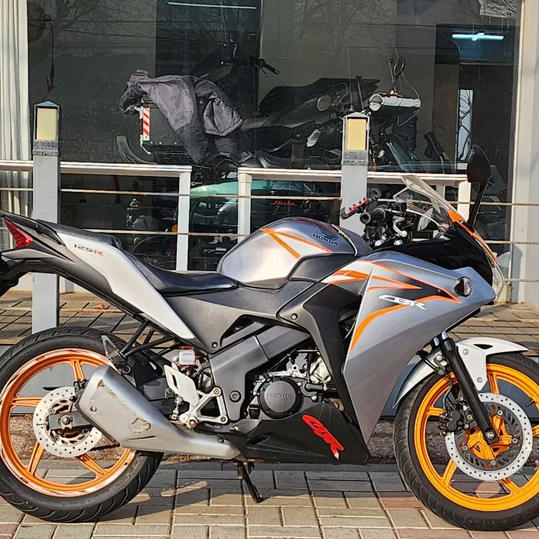 2011년식 혼다 CBR125R 은주색상 입문용차량 판매합니다.