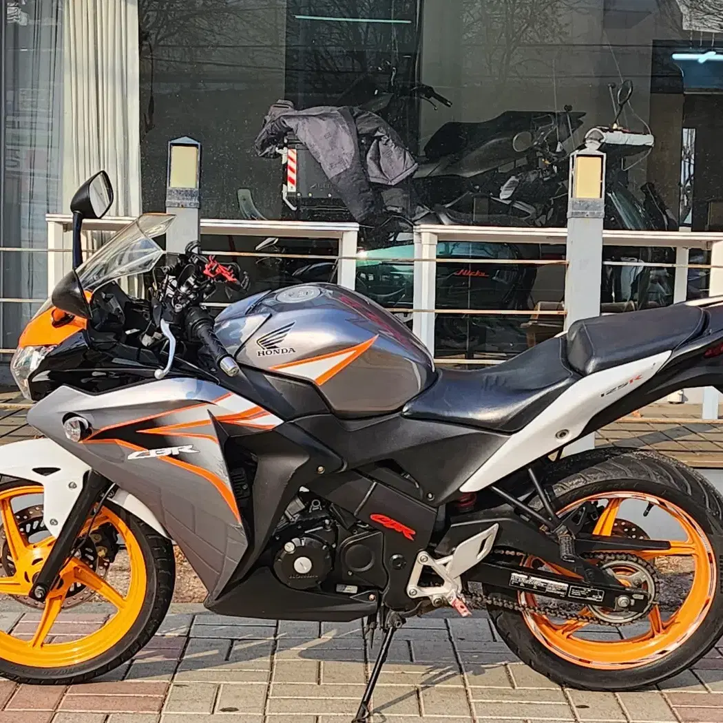 2011년식 혼다 CBR125R 은주색상 입문용차량 판매합니다.