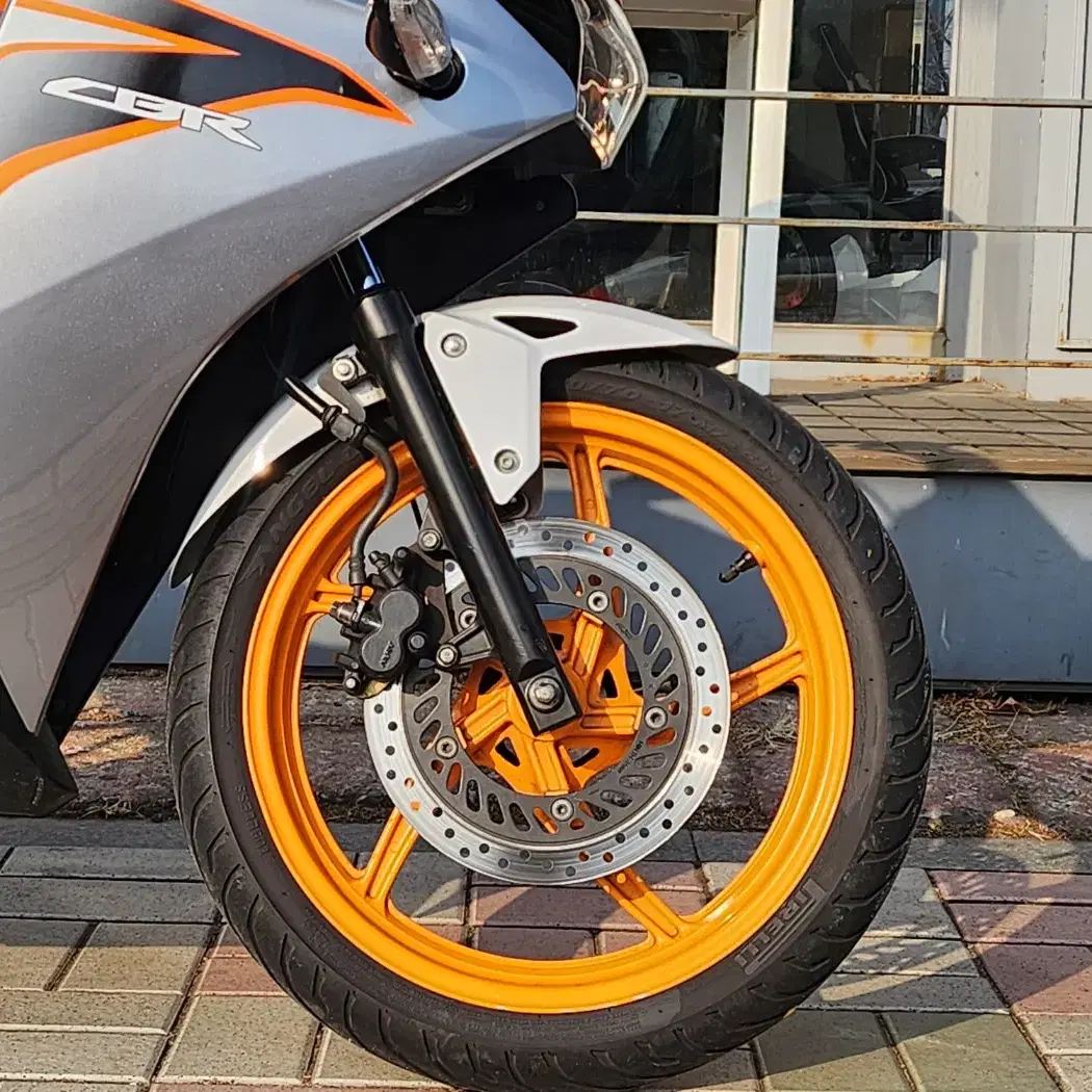 2011년식 혼다 CBR125R 은주색상 입문용차량 판매합니다.