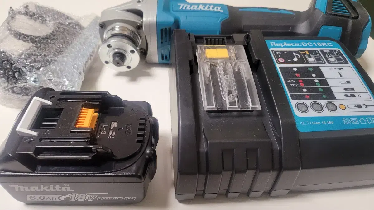 I am selling a new Makita grinder polisher. 6.0AH battery, battery.