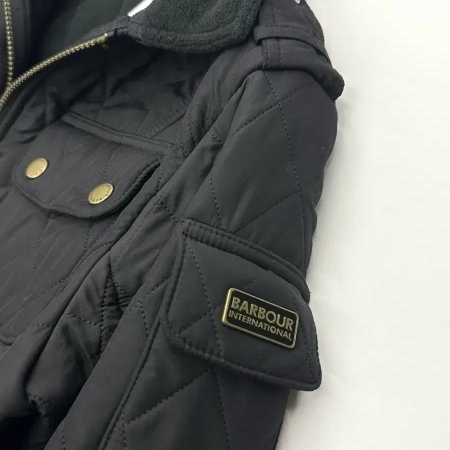 Barbour 바버 인터내셔널 투어러 폴라 퀄팅 블랙 자켓