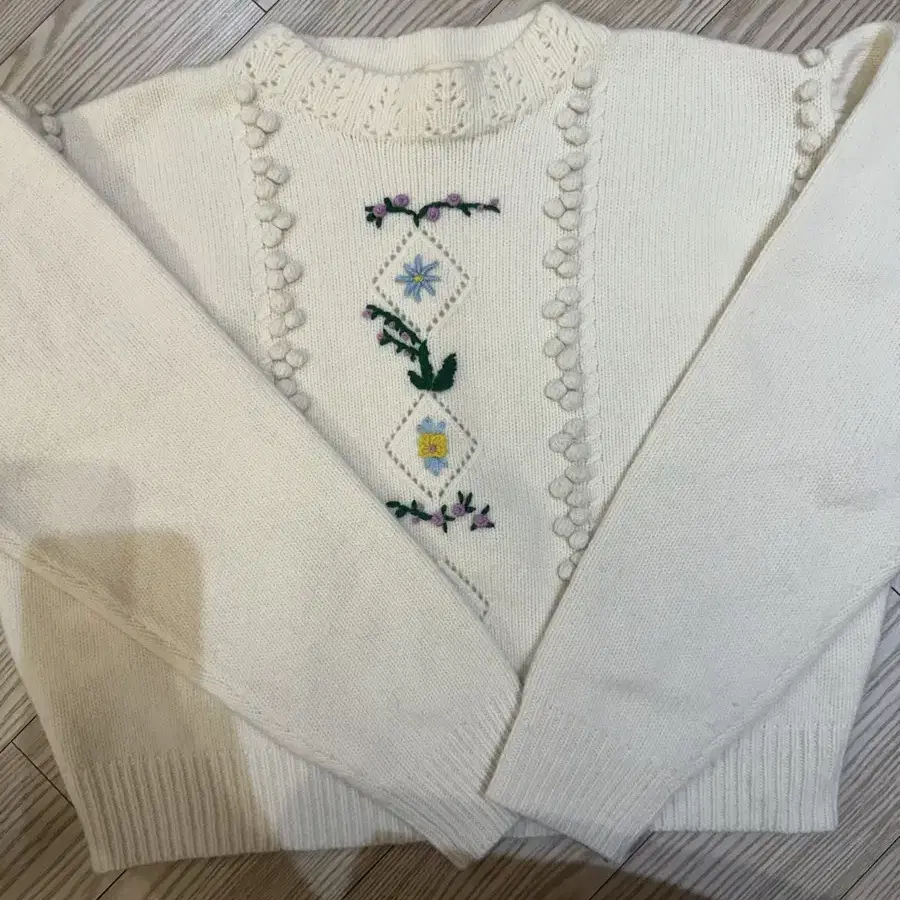 비아플레인 니트 Flower embroidery knit