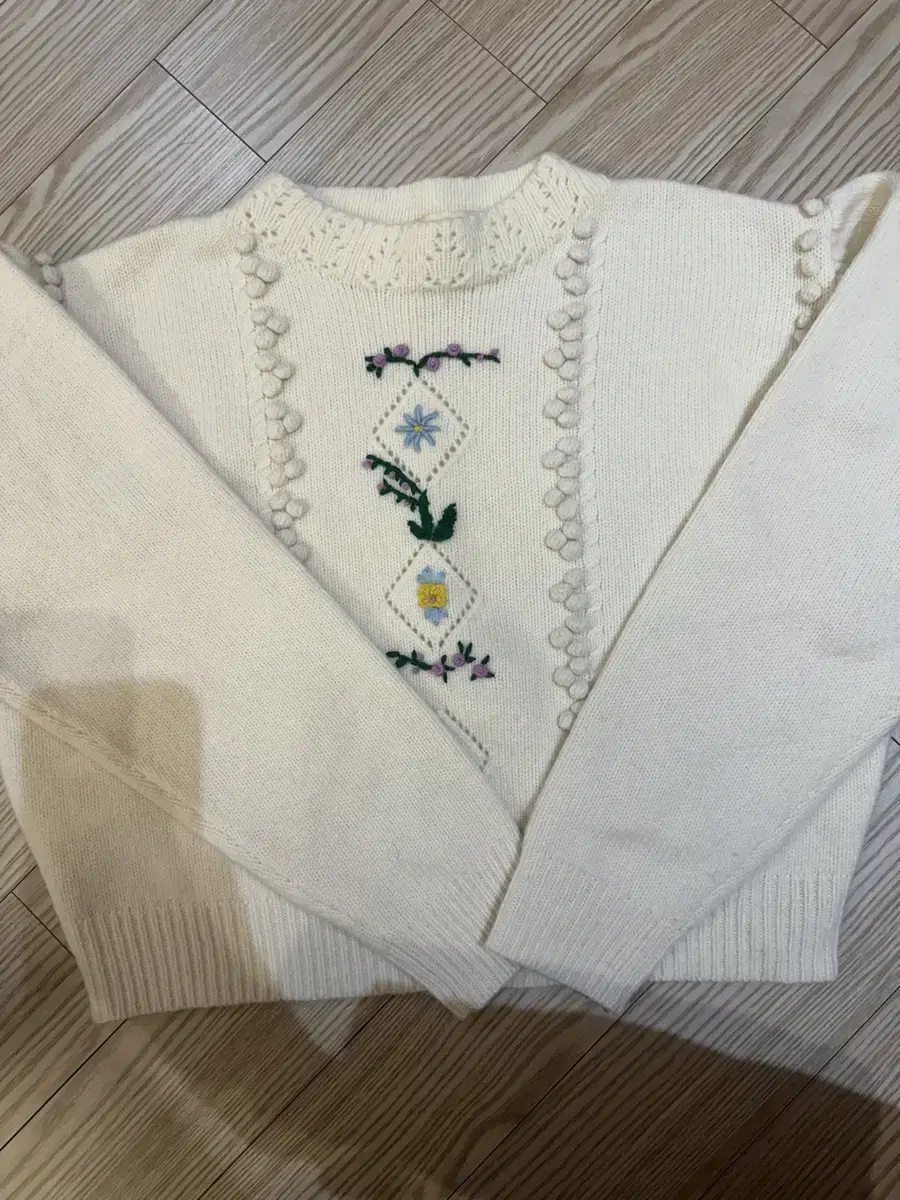 비아플레인 니트 Flower embroidery knit