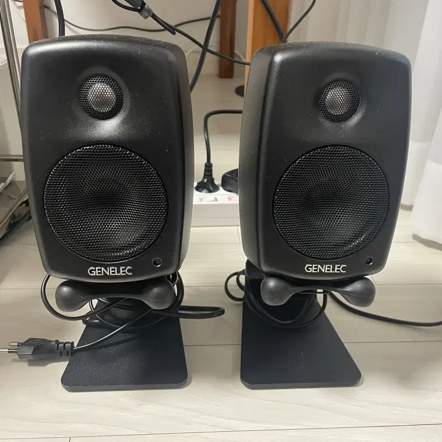 제네렉 genelec g1 블랙 한 조 + 전용거치대 팝니다