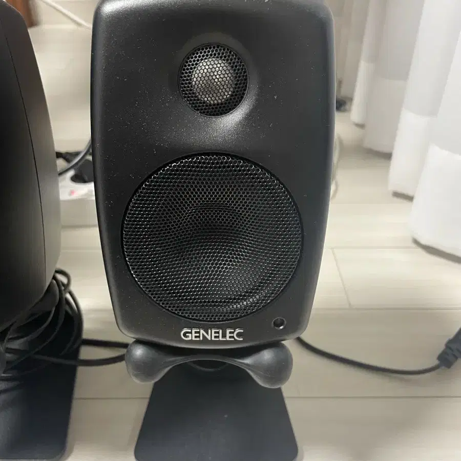 제네렉 genelec g1 블랙 한 조 + 전용거치대 팝니다