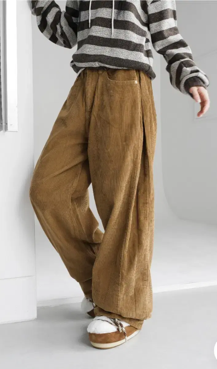 Side-pin-tuck corduroy pants