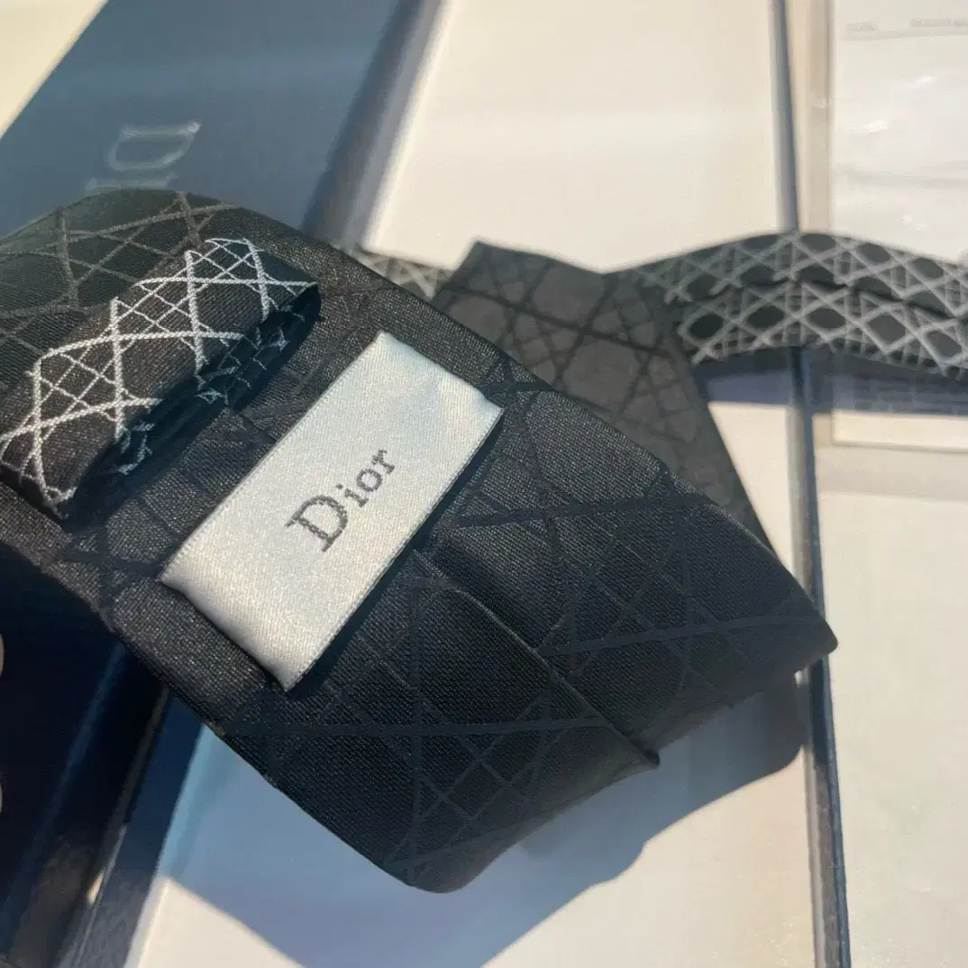 Dior  디올   넥타이.