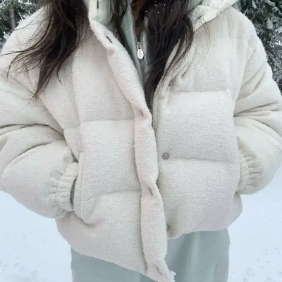 더바넷 Snowflake Ivory Goose Puffer jacket