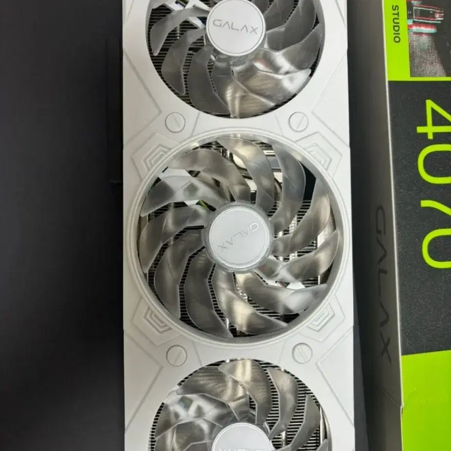 갤럭시 gtx 4070 게이밍 화이트 판매합니다