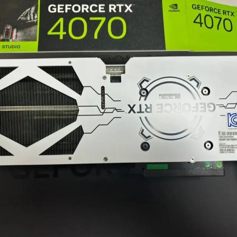 갤럭시 gtx 4070 게이밍 화이트 판매합니다