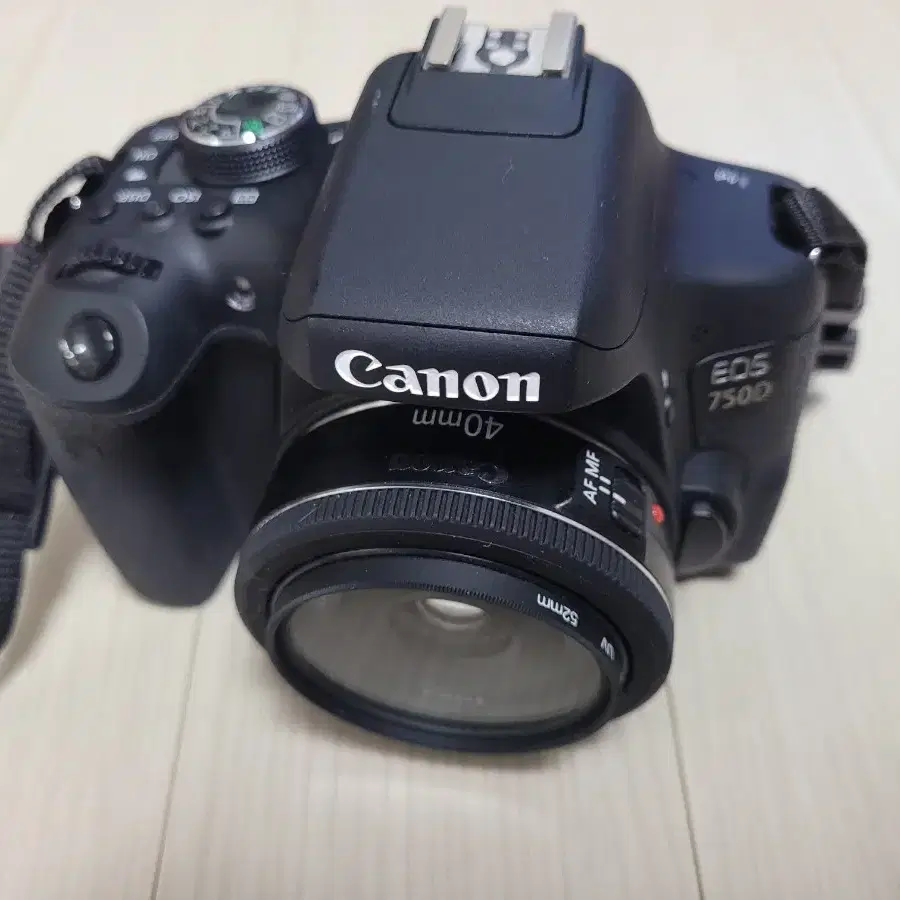 깔끔한 캐논 카메라  EOS 750D 와 40mm f2.8 stm 렌즈