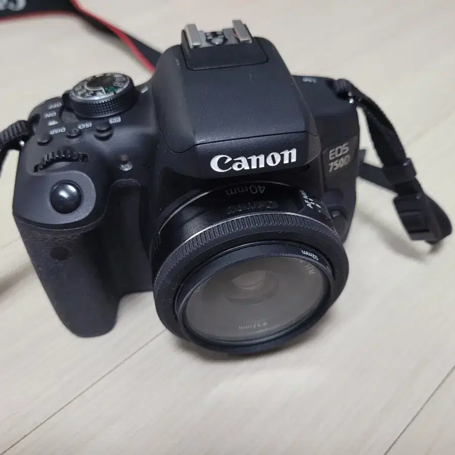 깔끔한 캐논 카메라  EOS 750D 와 40mm f2.8 stm 렌즈