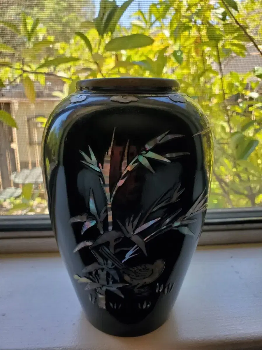 Mother-of-pearl vase