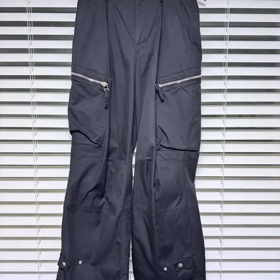 이에이 짱구대디콜라보 ANGLE CARGO PANTS Black