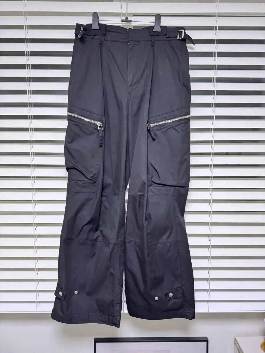 이에이 짱구대디콜라보 ANGLE CARGO PANTS Black