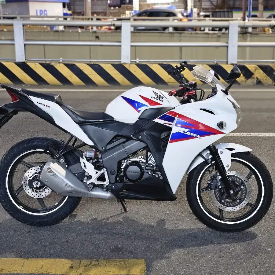 혼다 CBR125R 판매합니다.