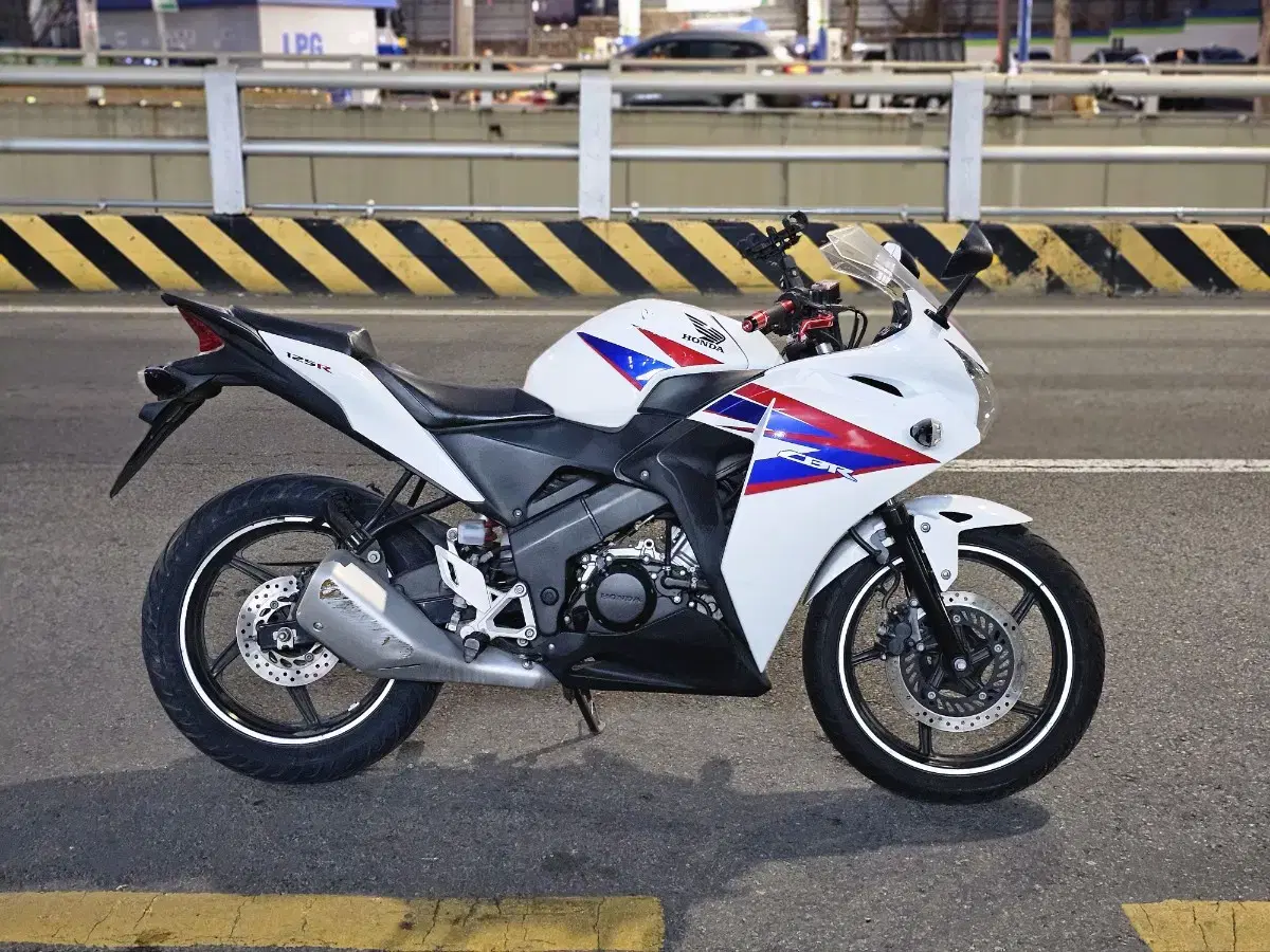 혼다 CBR125R 판매합니다.