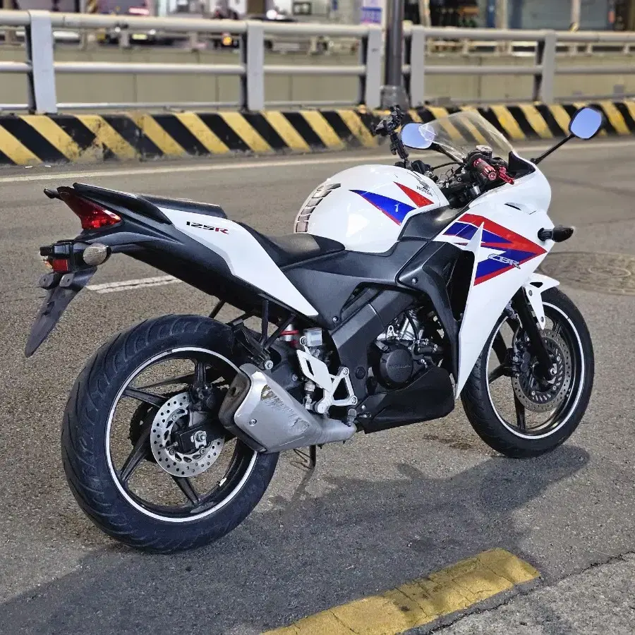 혼다 CBR125R 판매합니다.