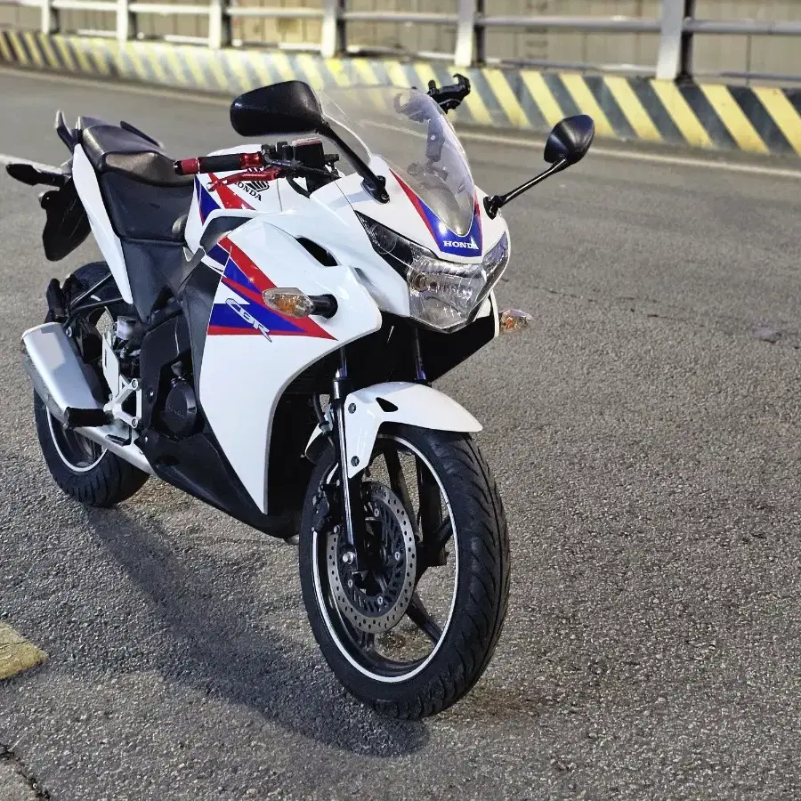 혼다 CBR125R 판매합니다.