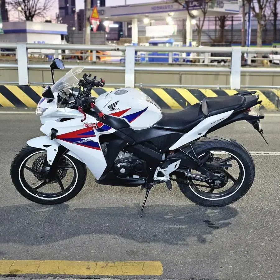 혼다 CBR125R 판매합니다.