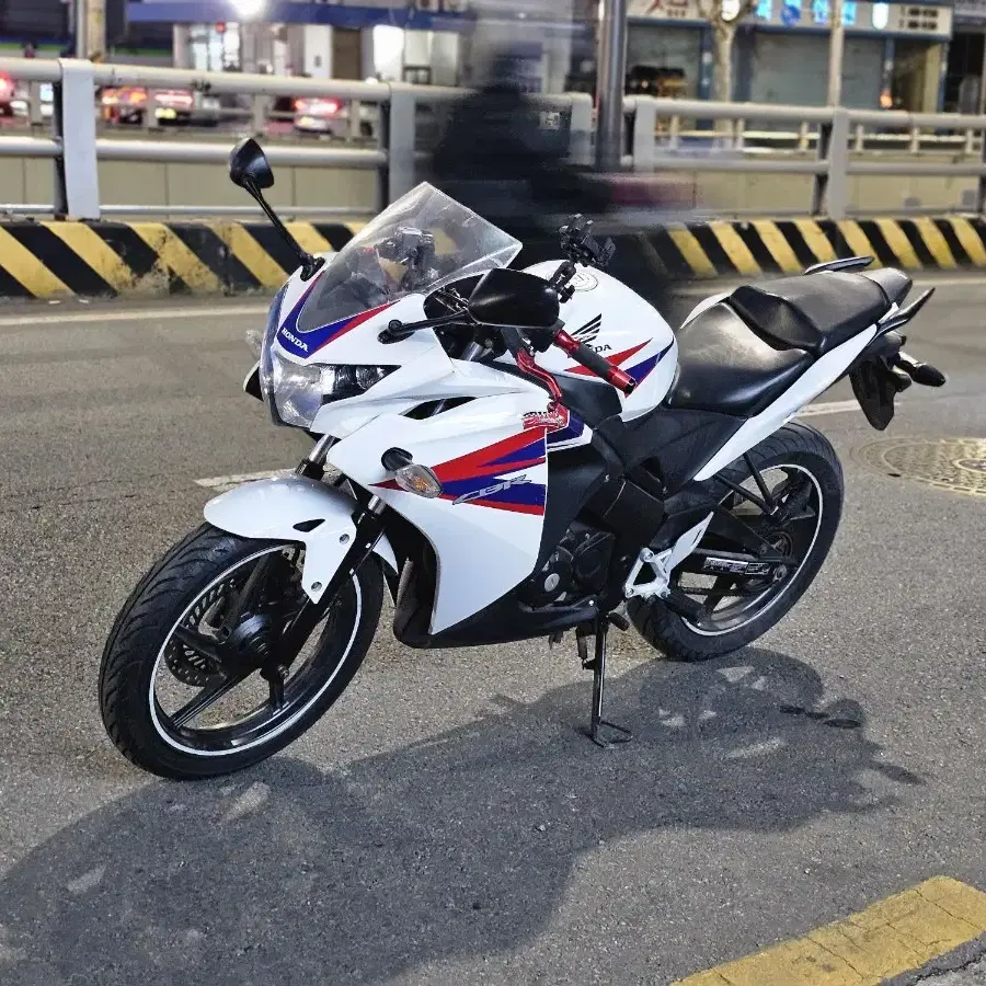 혼다 CBR125R 판매합니다.