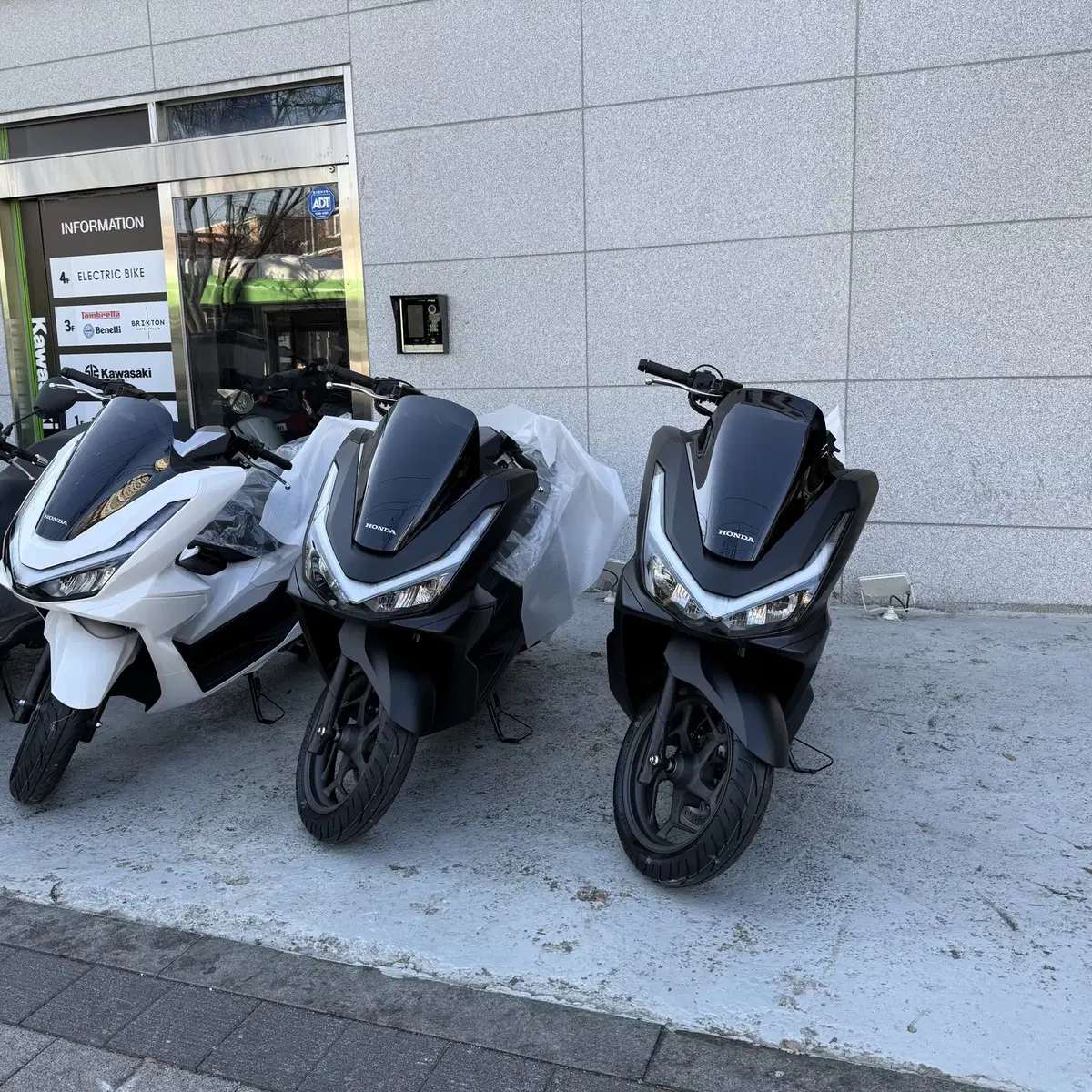 25년식 PCX125 DX 입고완료 빠른출고 가능 늦으면 대기입니다.