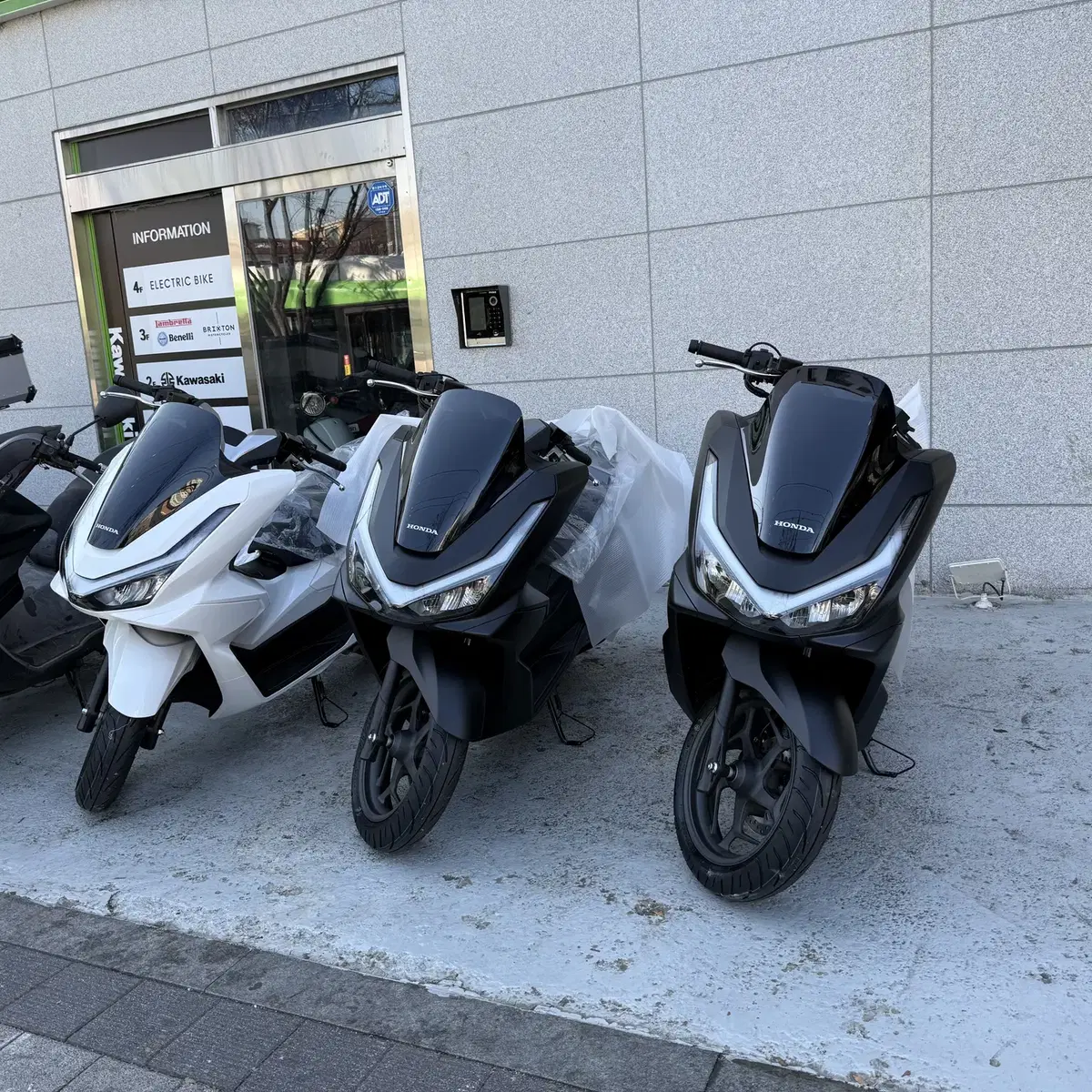 25년식 PCX125 DX 입고완료 빠른출고 가능 늦으면 대기입니다.