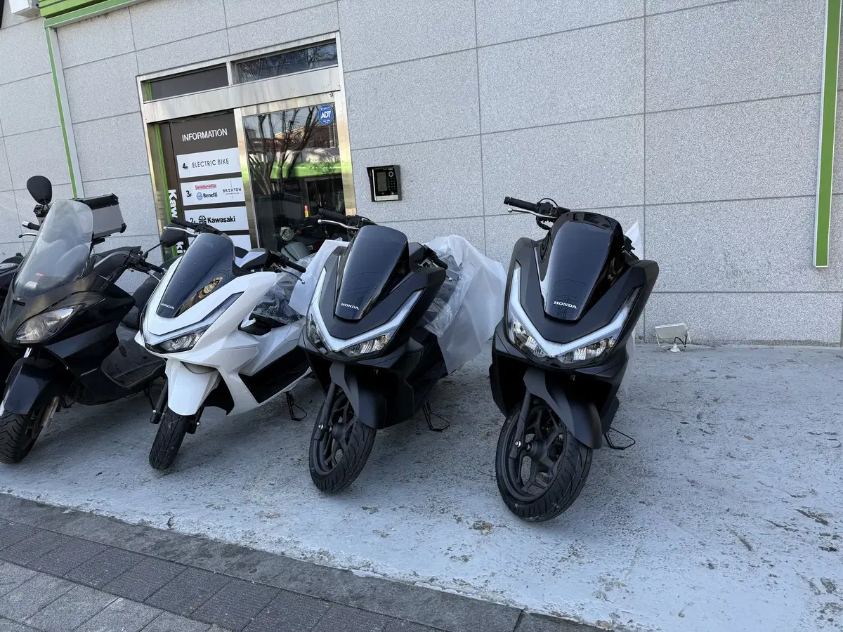 25년식 PCX125 DX 입고완료 빠른출고 가능 늦으면 대기입니다.