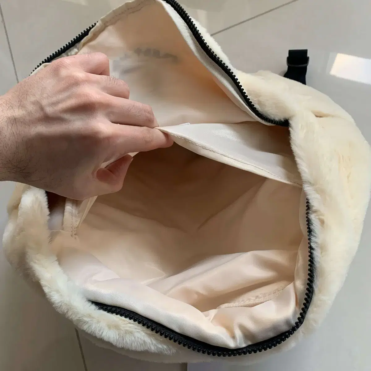 BAPE 베이프 WHITE FUR BAG 흰색 모피 가방