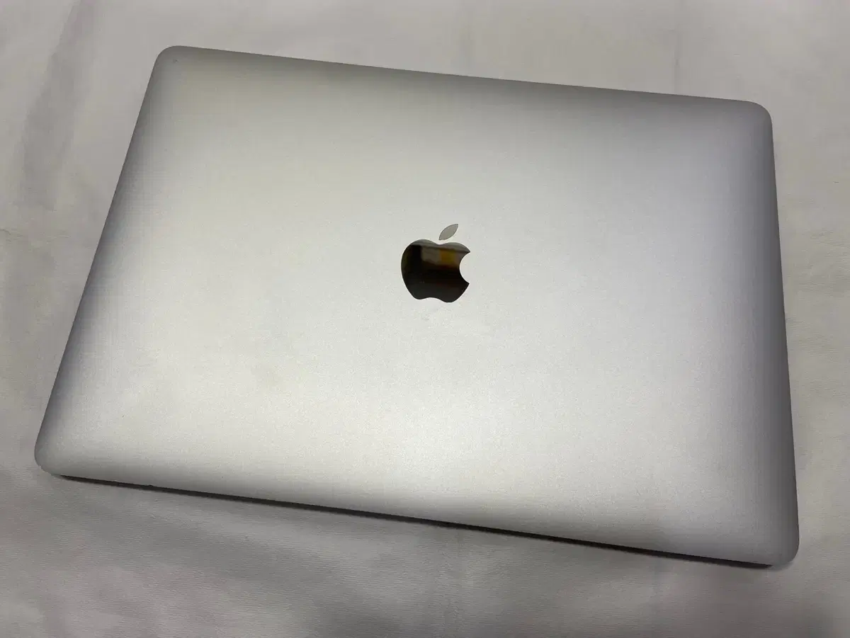 We are selling a MacBook Air M1 8GB 256GB with 44 cycles.