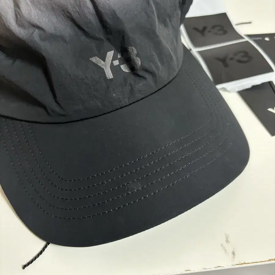 Y-3 옴브레 캡