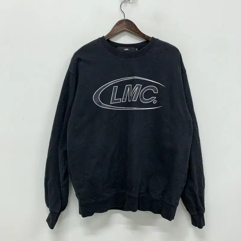 LMC 블랙 빅로고 오버핏 맨투맨 105 G02692