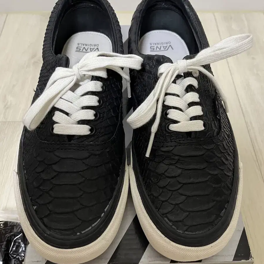 반스볼트x더블탭스 에라 아나콘다 블랙 US8 260 vans vault