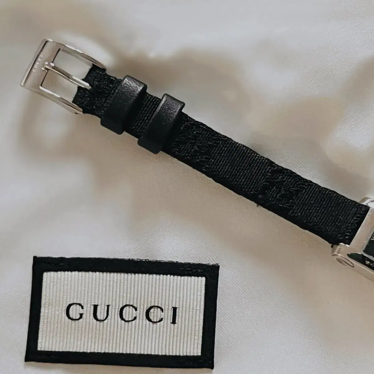 Gucci 구찌 블랙 다이얼 로고 스트랩 여성 시계 8600L