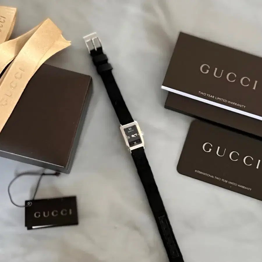 Gucci 구찌 블랙 다이얼 로고 스트랩 여성 시계 8600L