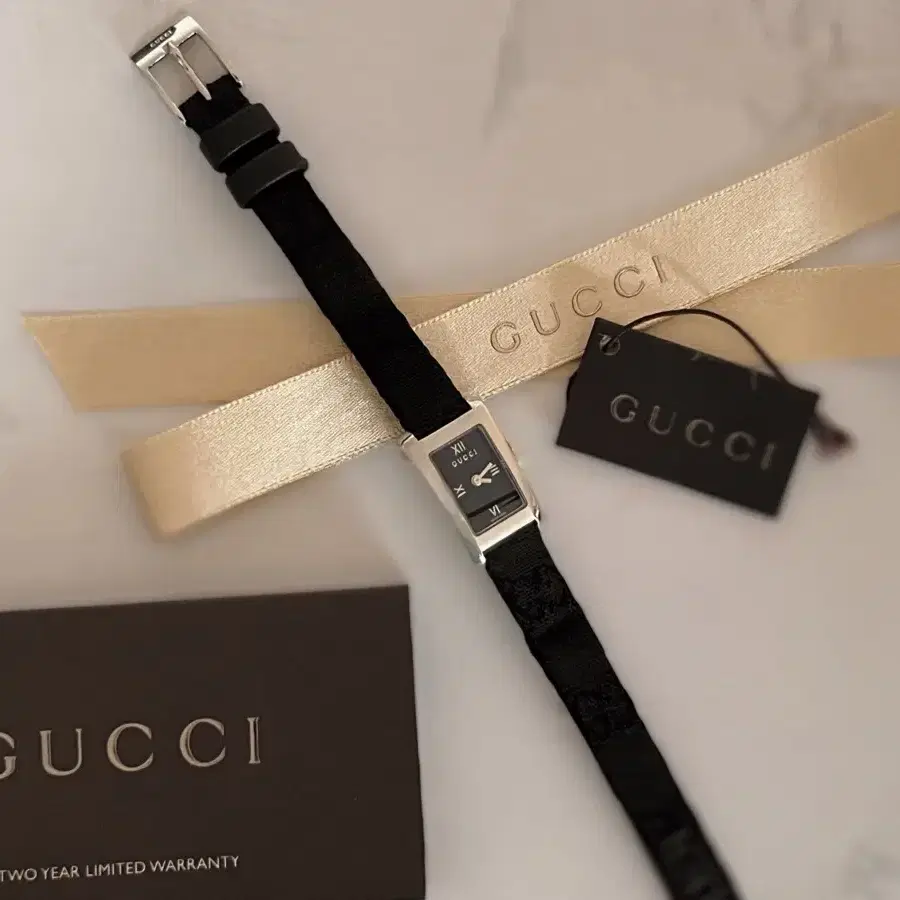 Gucci 구찌 블랙 다이얼 로고 스트랩 여성 시계 8600L