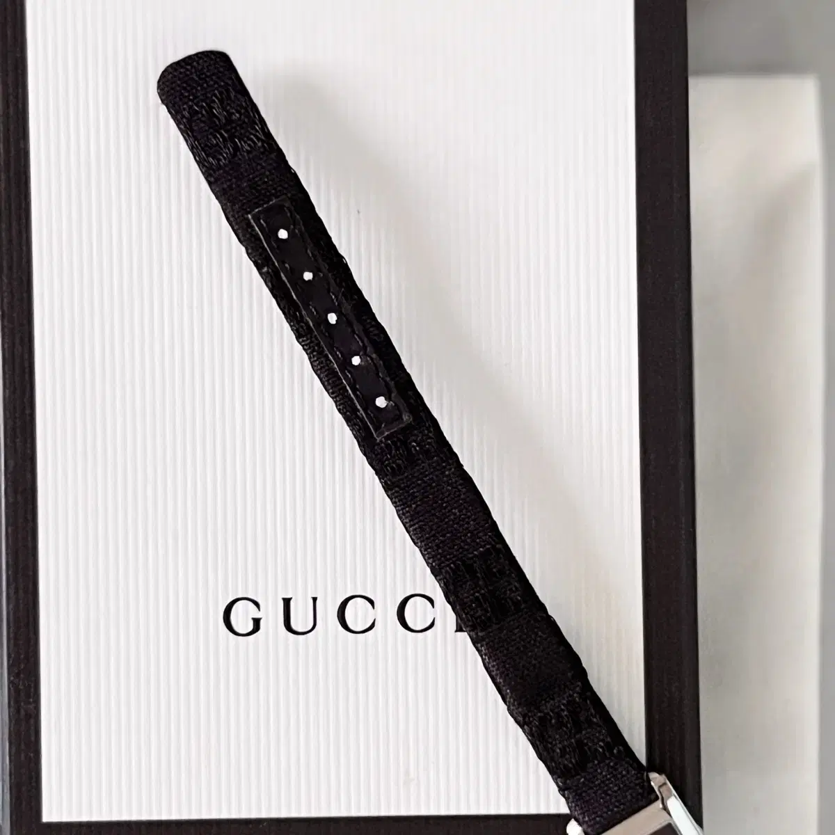 Gucci 구찌 블랙 다이얼 로고 스트랩 여성 시계 8600L