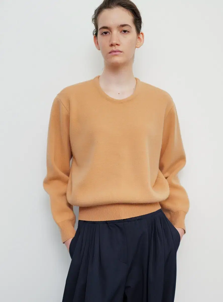 문달 Basic Round Knit in Beige