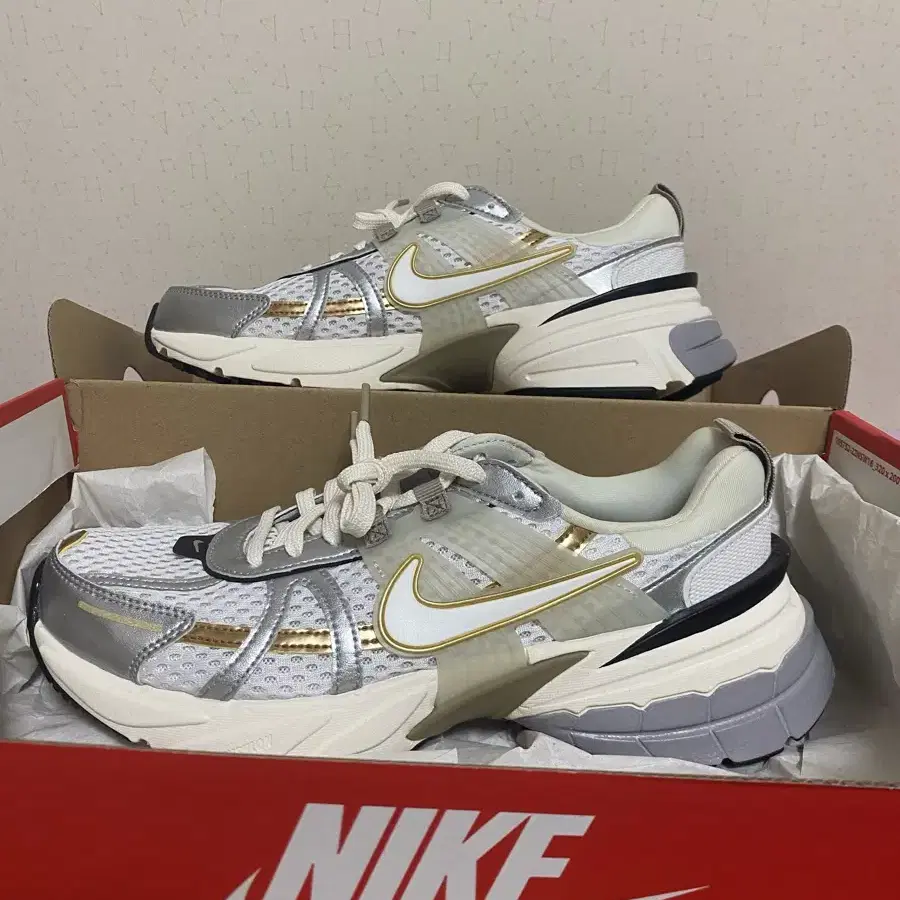 나이키 NIKE V2K RUN 260mm 화이트 카키 메탈릭 실버 새상품