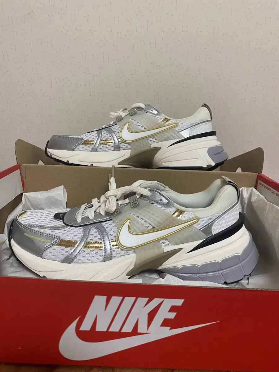 나이키 NIKE V2K RUN 260mm 화이트 카키 메탈릭 실버 새상품